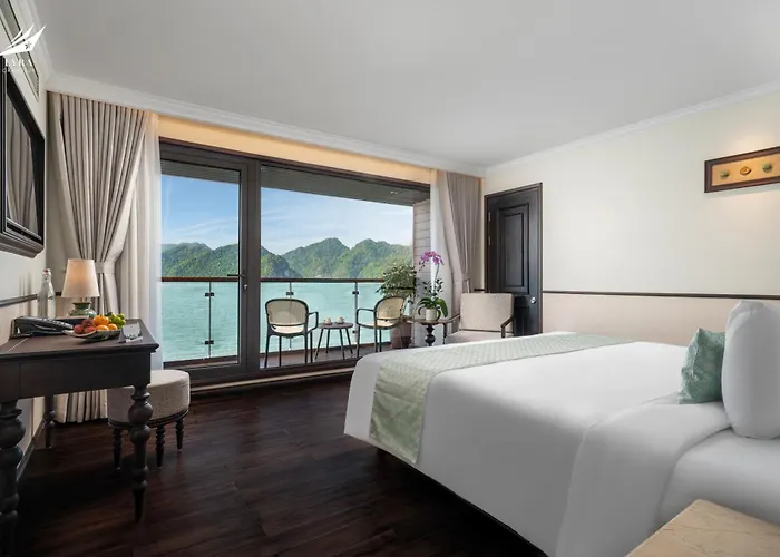 Botel Lyra Grandeur Cruise Ha Long